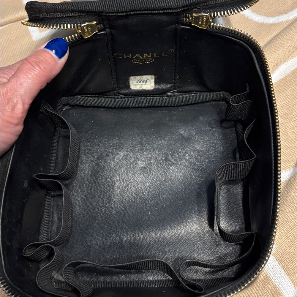CHANEL - Black Gold Patent Leather top handle Vanity Case - 100% Authentic - Picture 5 of 16
